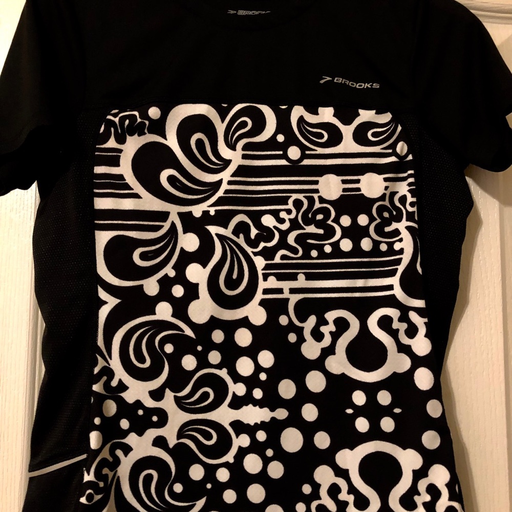 BROOKS BLACK ATHLETIC TEE!